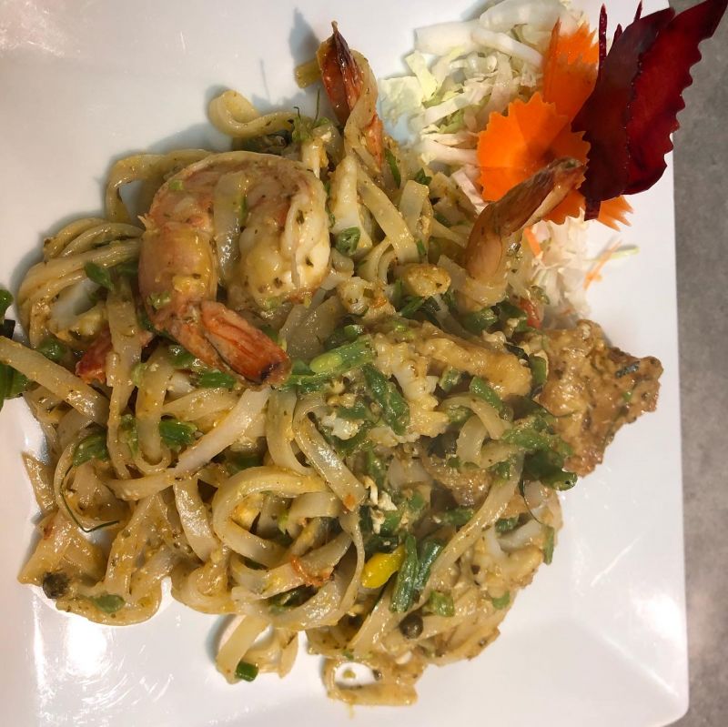 S.2 Nouilles de riz sauté aux crevettes, poisson, seiches, sauce pimentée, poivre vert et basilic thaï